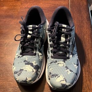 Women a Ghost 14 8.5